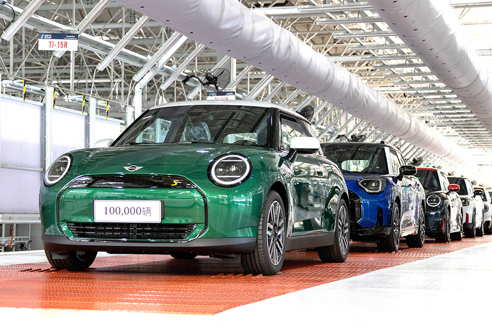 A row of cars in a factoryAI-generated content may be incorrect.